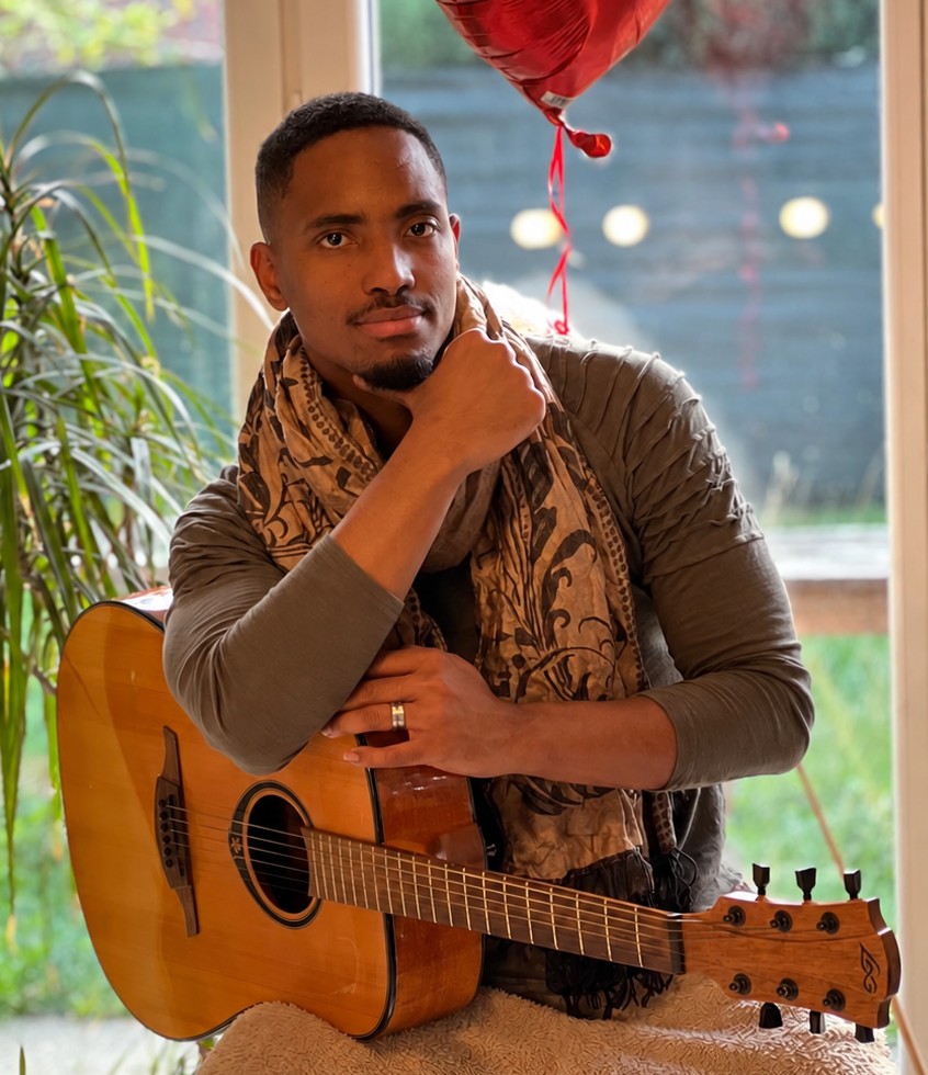 Moumtaz Nyora avec sa guitare